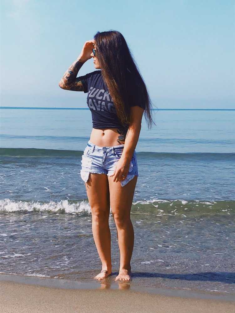 Девушка в шортах со спины