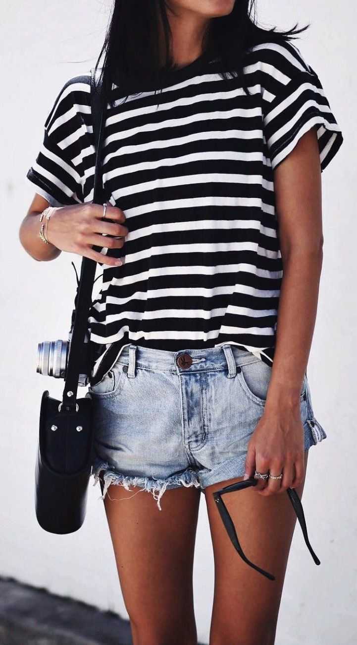 Полосатая футболка с шортами