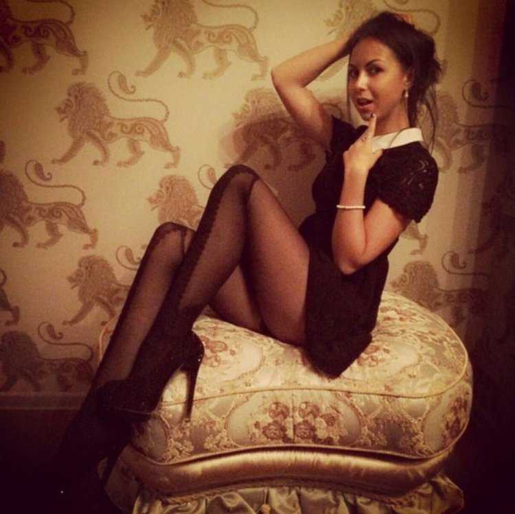 Девушки в чулках домашние