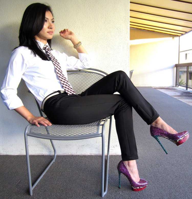 Девушка в брюках в офисе