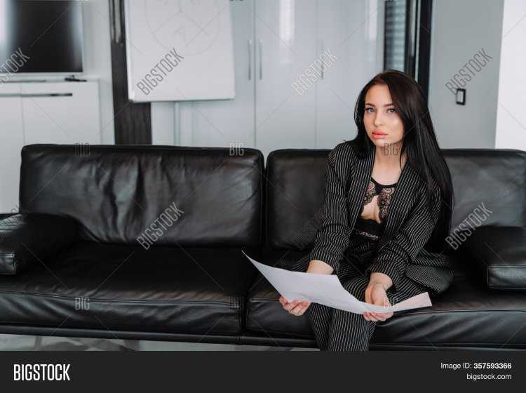 Брюнетка в деловом костюме23