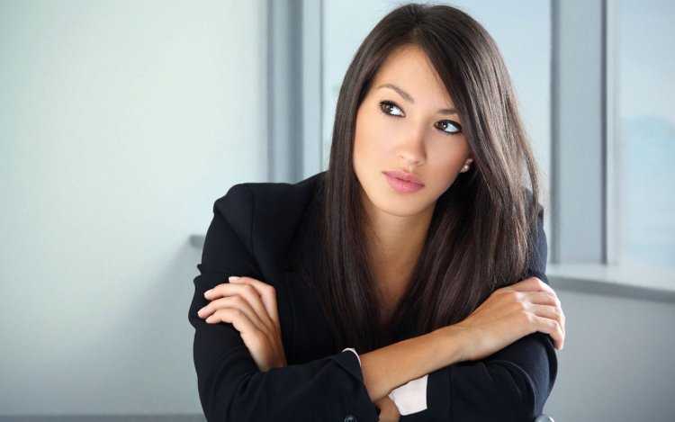 Красивая брюнетка в офисе