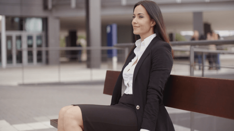 Девушка в деловой одежде в офисе