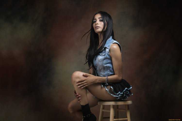 Девушки брюнетки темный фон