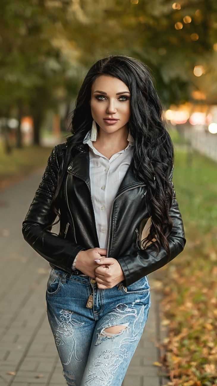 Певица Инна в шортах и в Кожанке