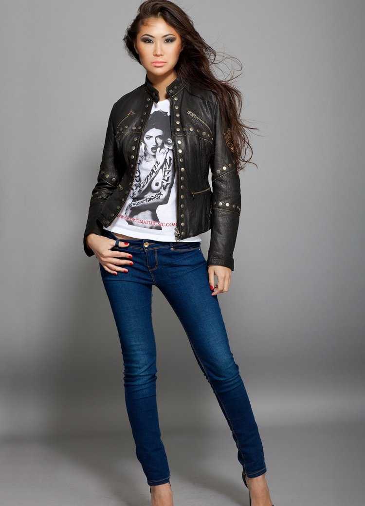 Девушка в кожаной куртке и джинсах