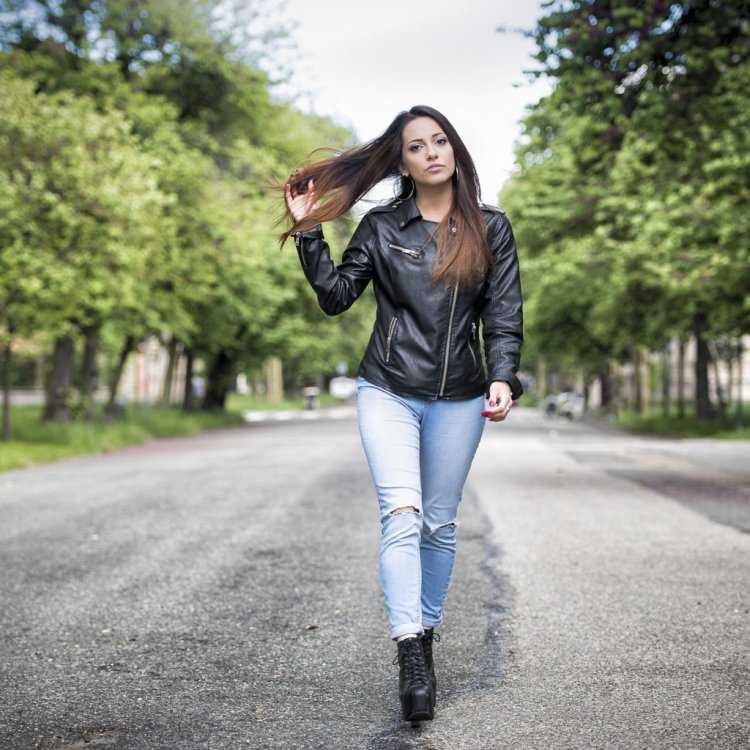 Красивая девушка в Кожанке