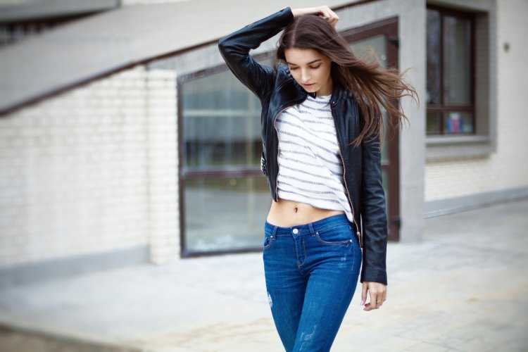 Девушка в джинсах и куртке