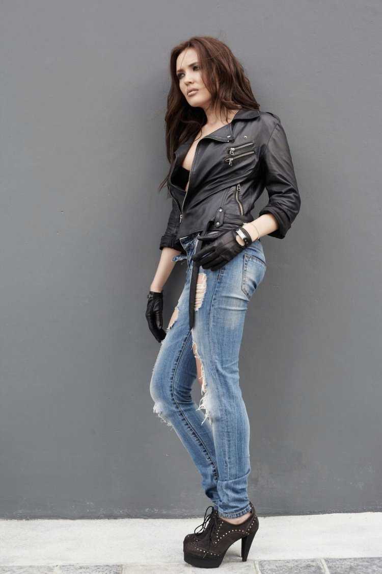 Девушка в косухе и джинсах