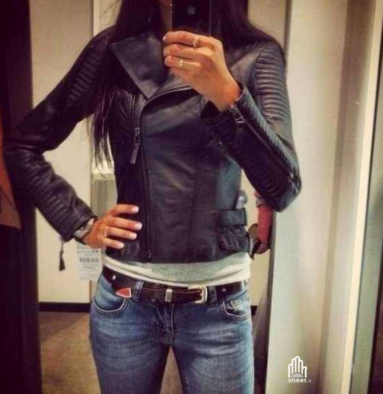 Девушка в кожаной куртке со спины