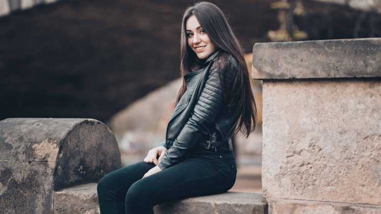 Брюнетки с длинными волосами