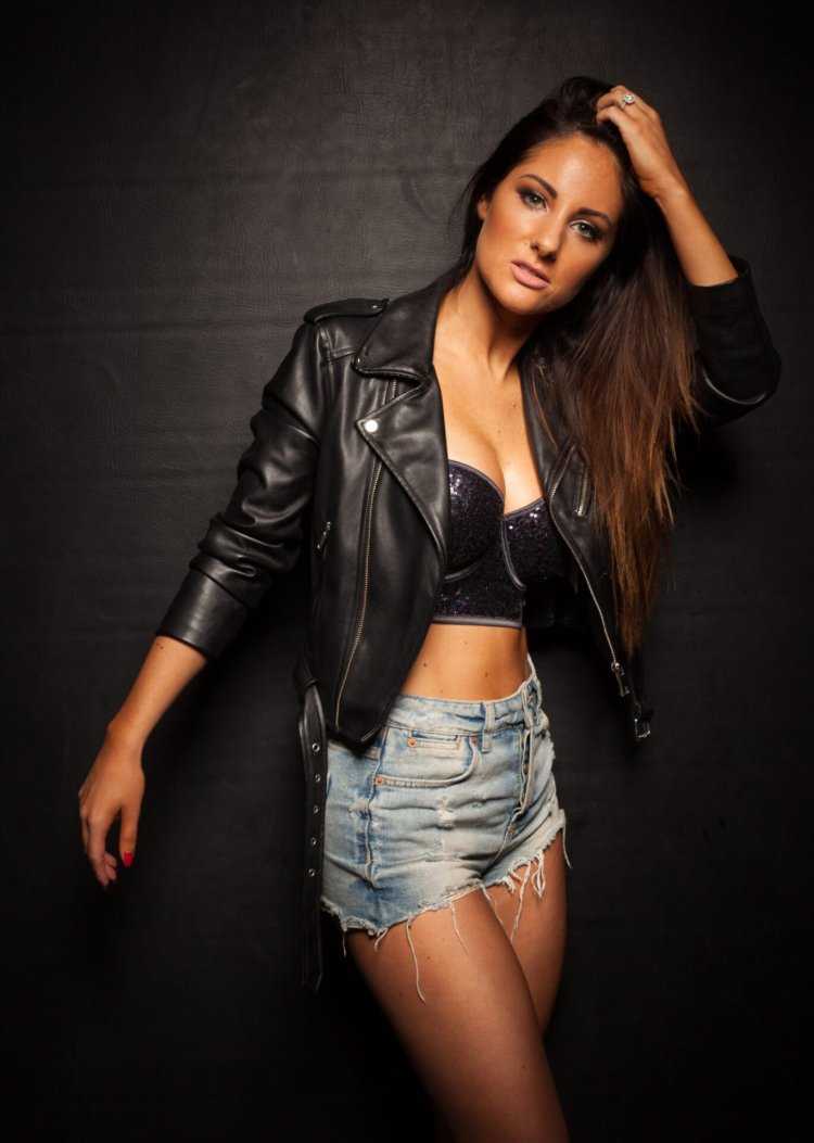 Фотосессия в кожаных шортах