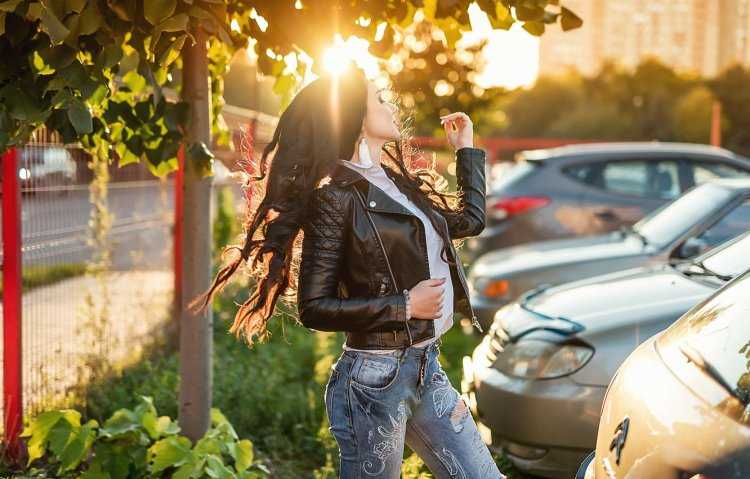 Брюнетка в кожаной куртке