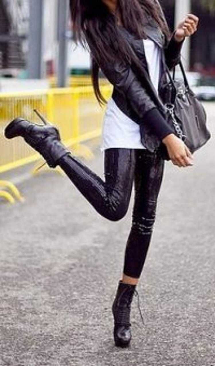 Красивые девушки в ботильонах