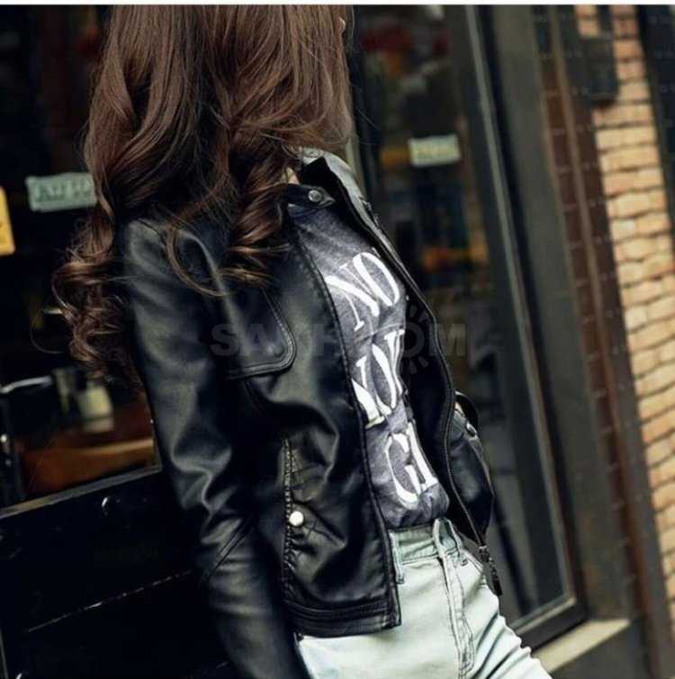 Брюнетка в кожаной куртке