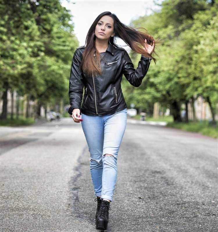 Девушка в Кожанке и джинсах