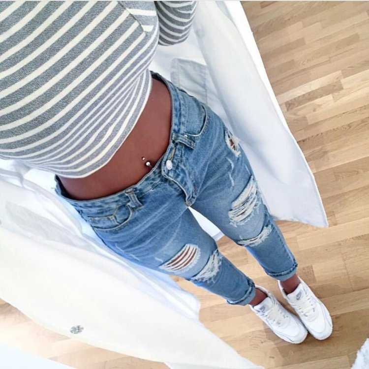 Девушка в рваных джинсах без лица