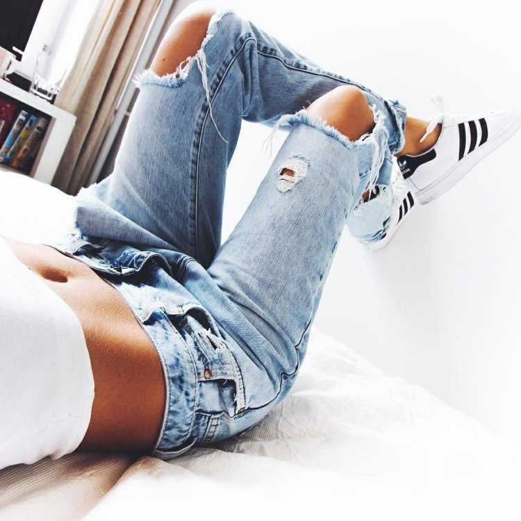 Девушка в джинсах со спины