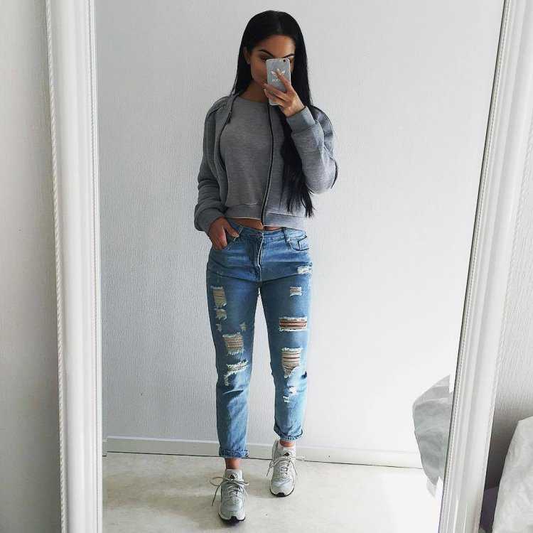 Девушка в джинсах без лица