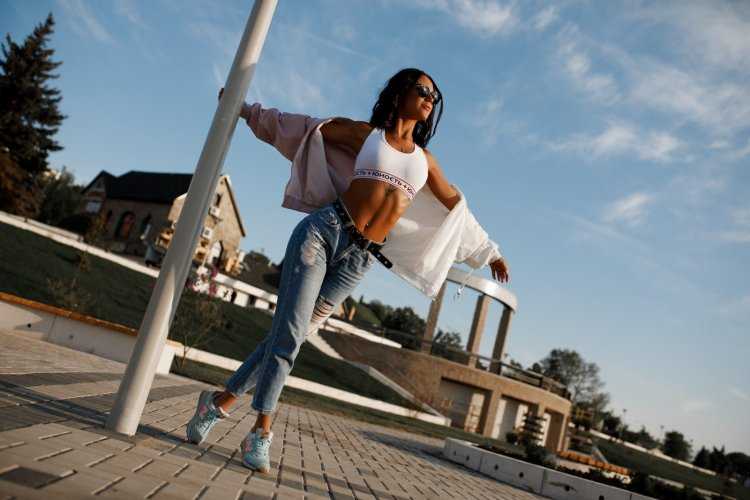 Девушка в рваных джинсах