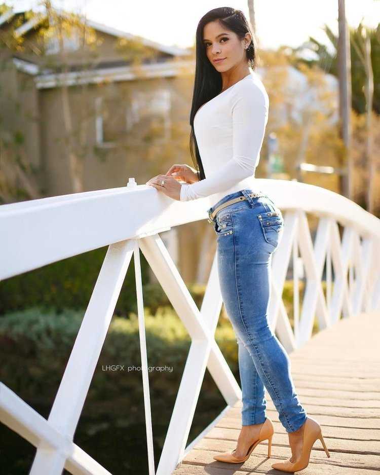 Мишель Льюин в джинсах