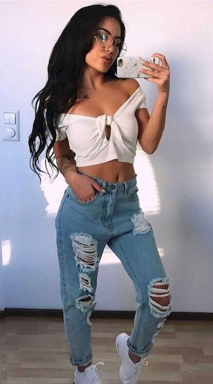 Брюнетка в рваных джинсах