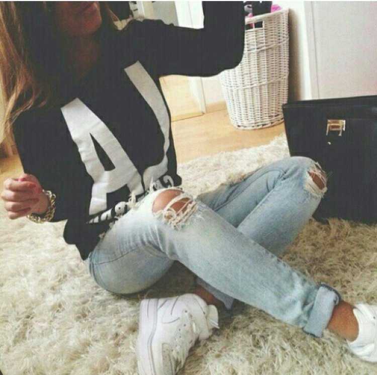 Брюнетка в джинсах селфи