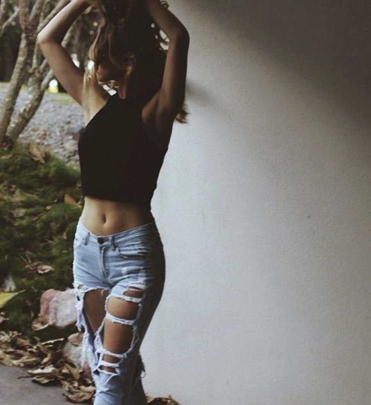 Брюнетки в шортах джинсовых без лица