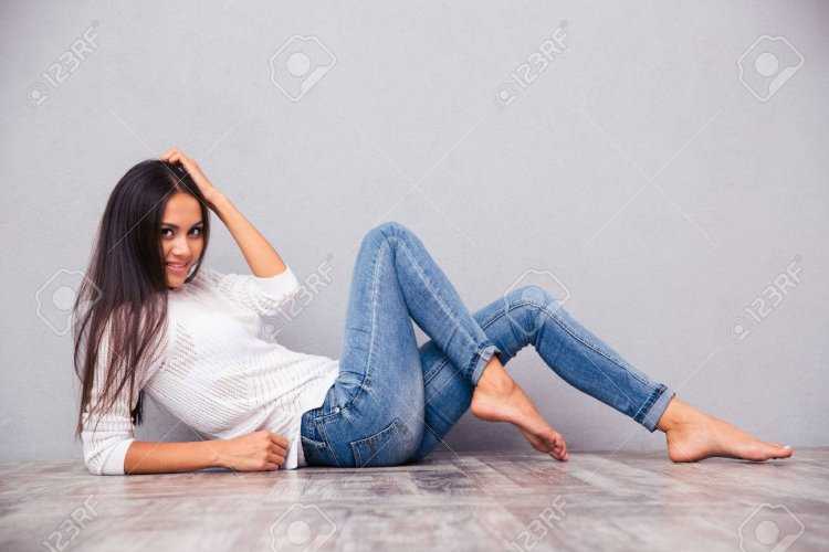 Модель в джинсах Босая