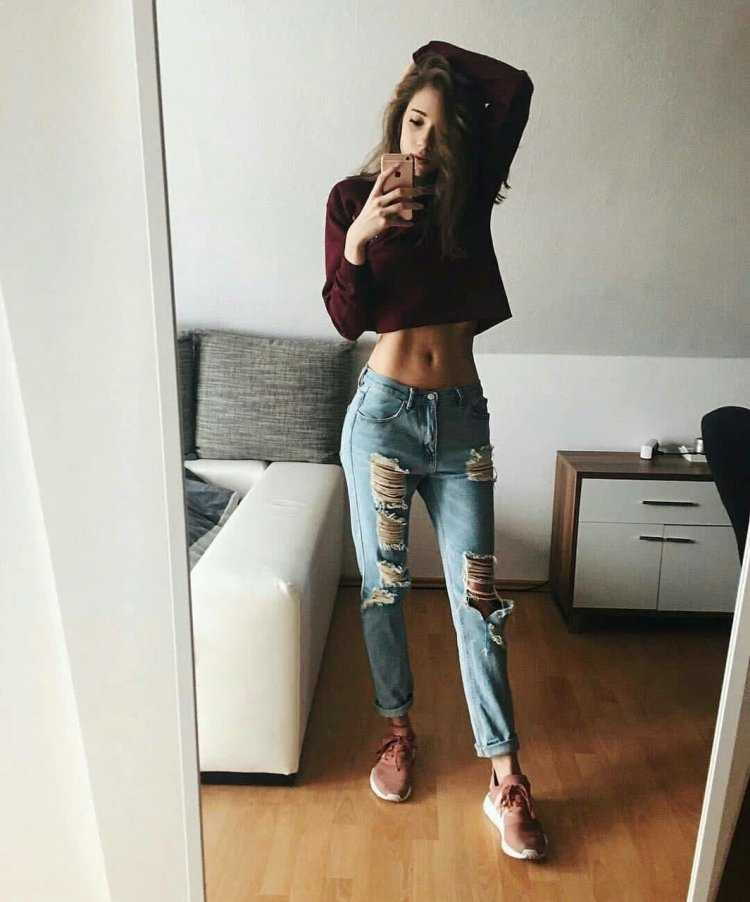 Худенькая брюнетка в джинсах