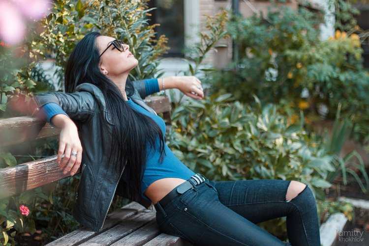 Брюнетка в очках с длинными волосами