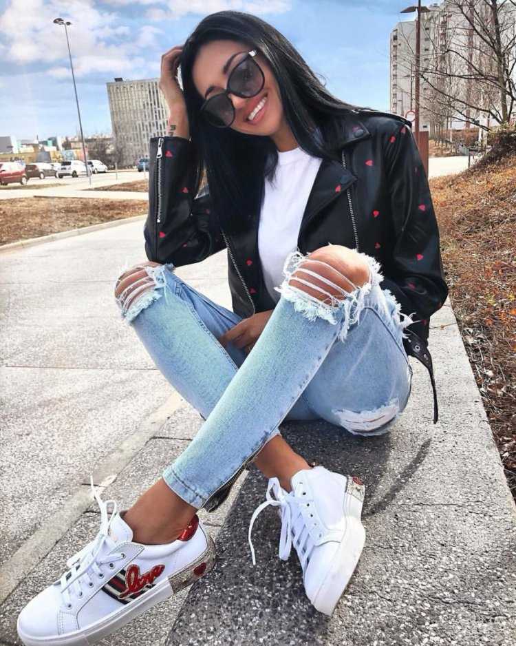 Брюнетка в рваных джинсах