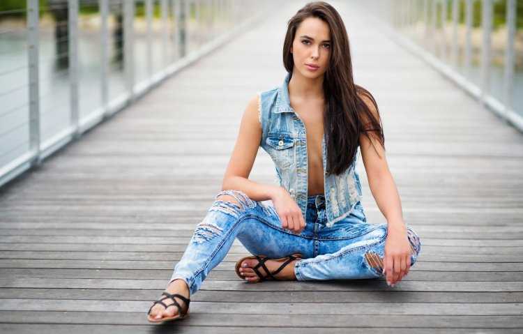 Холли Лиа в джинсах