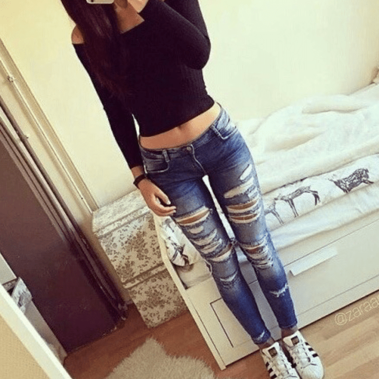 Девушка в джинсах без лица