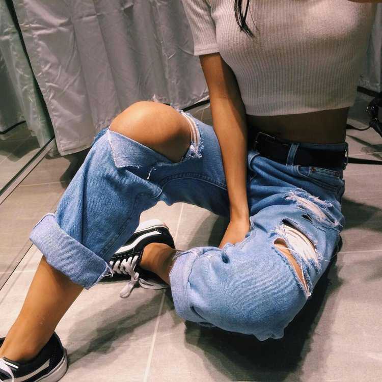 Девушка в джинсах без лица