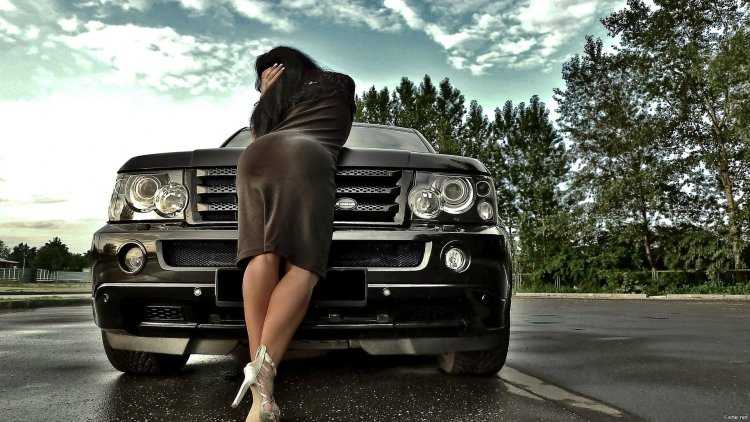 Брюнетка в джипе60