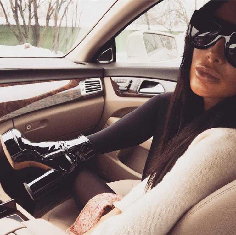 Брюнетка в очках за рулем