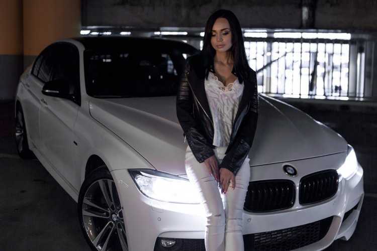 Девушка возле машины