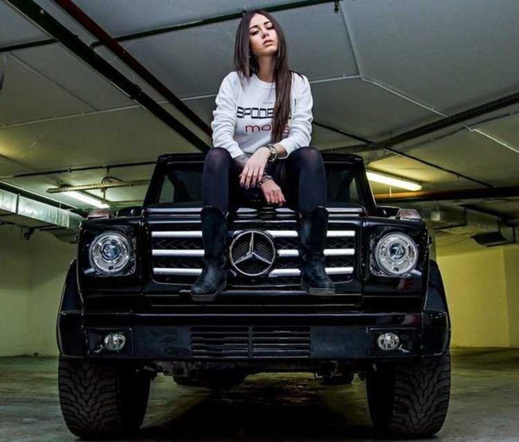 Девушка на Гелендвагене