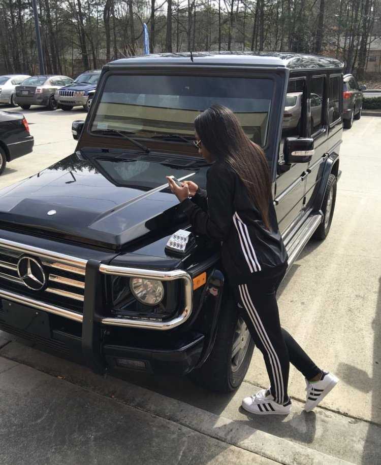 Девушка на Гелендвагене