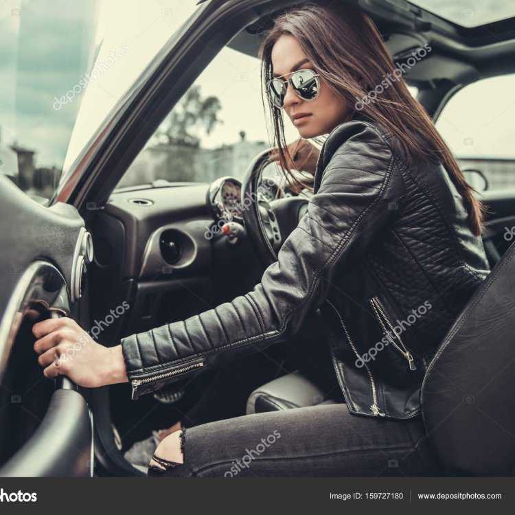 Девушка в очках возле машины