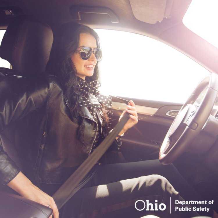 Брюнетка в очках в машине