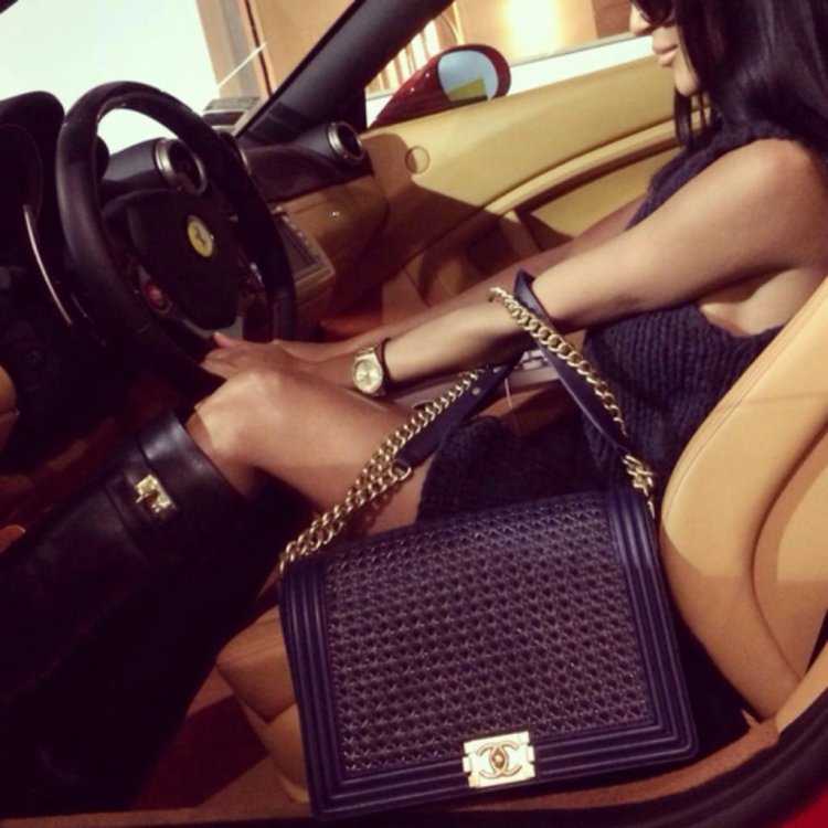 Девушка с сумками в машине