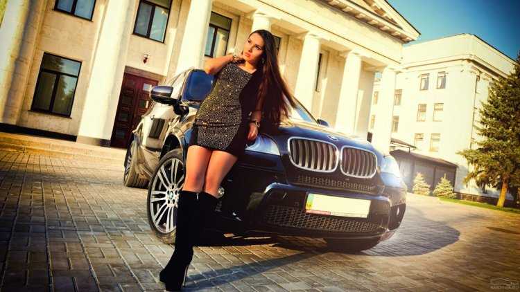 Девушка возле БМВ