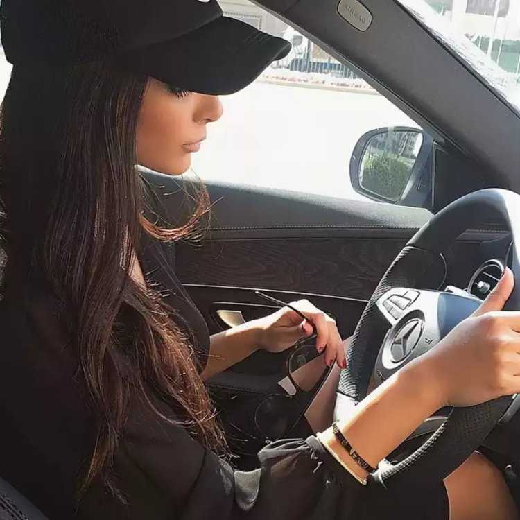 Брюнет за рулем