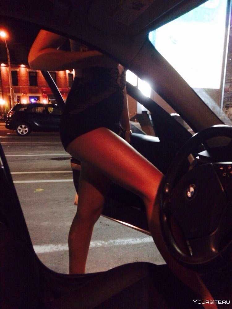 Брюнетка в джипе56