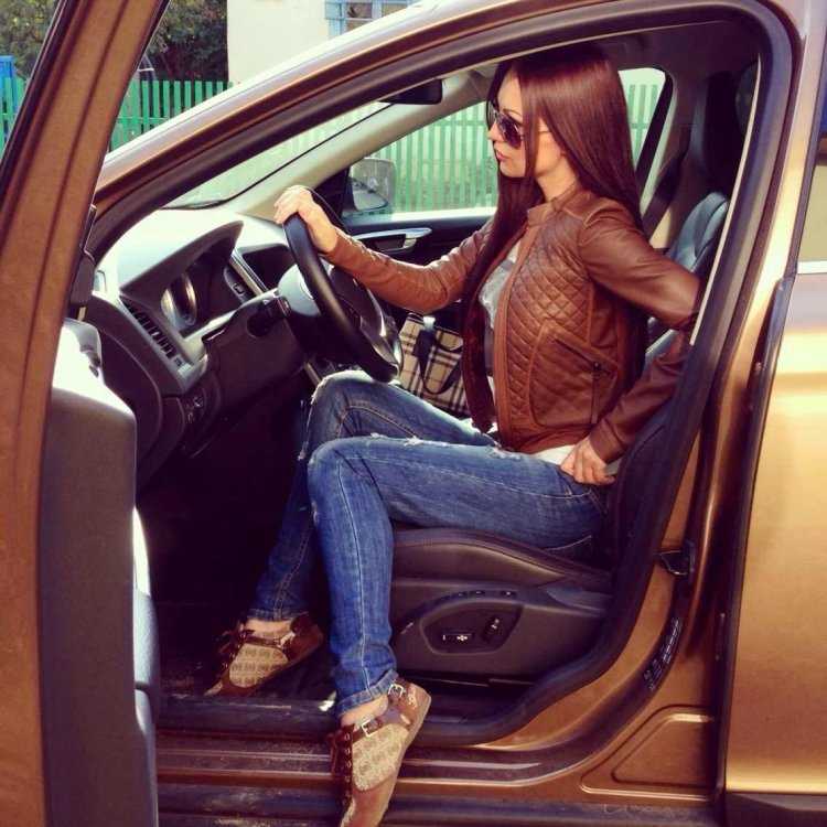 Богатая девушка со спины