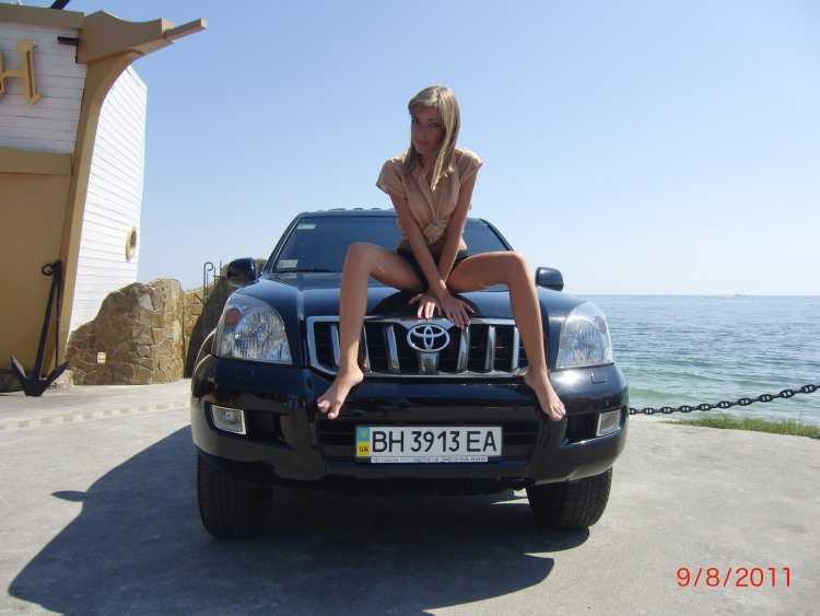 Ленд Крузер Прадо 120 и девушка
