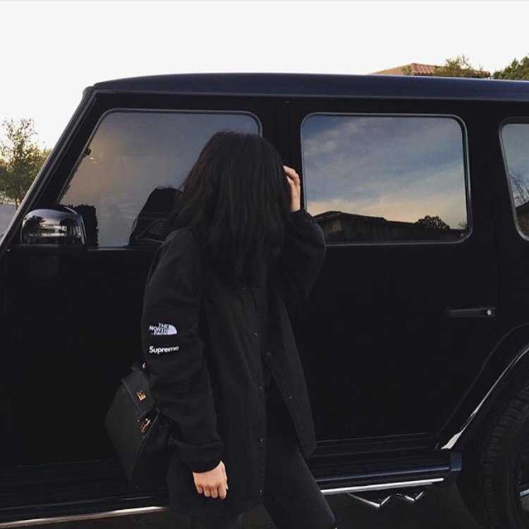 Девушка возле машины без лица