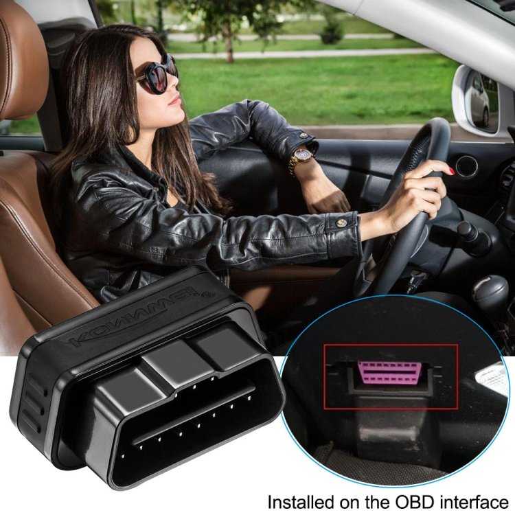 Девушка в очках за рулем